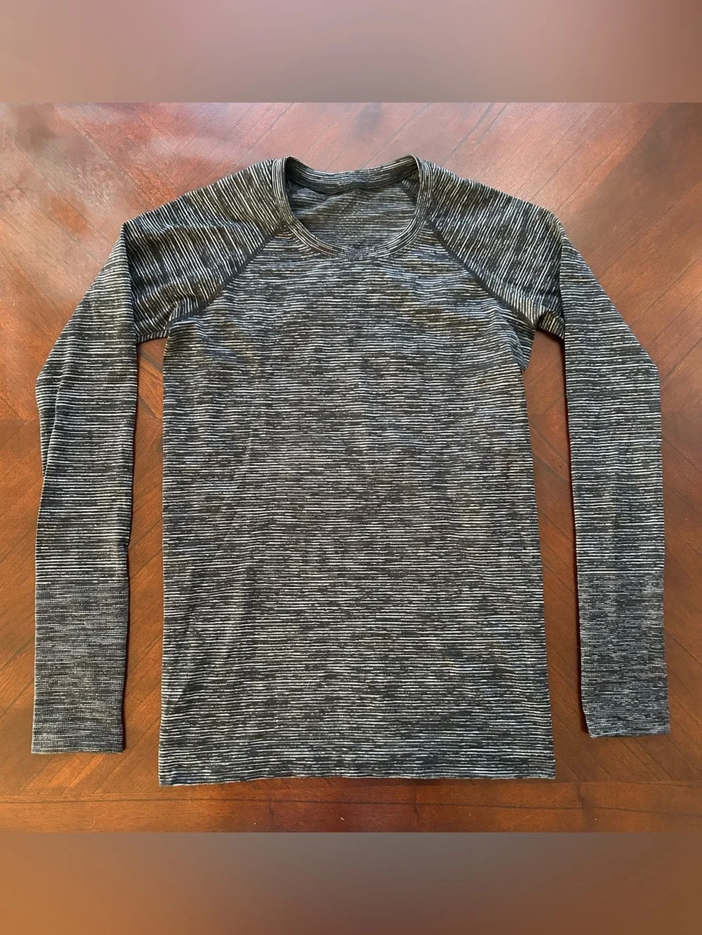 lululemon athletica Women’s Long Sleeve Seamless Top - Charcoal Heather size 6